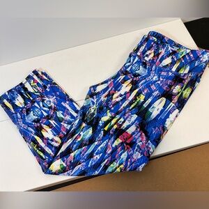 Fabletics Salar Capri A Cut Above the Rest Abstract Color Leggings Size Large